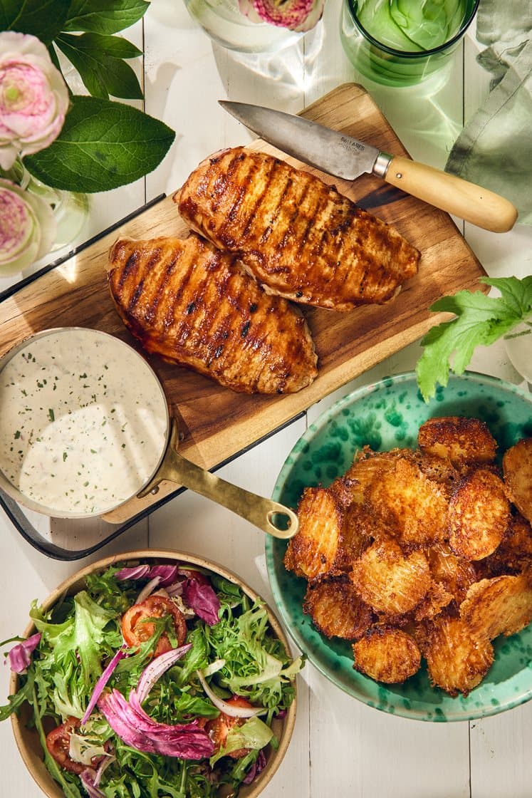 BBQ-grillet kylling med bearnaisesauce, ostebagte kartofler og tomatsalat
