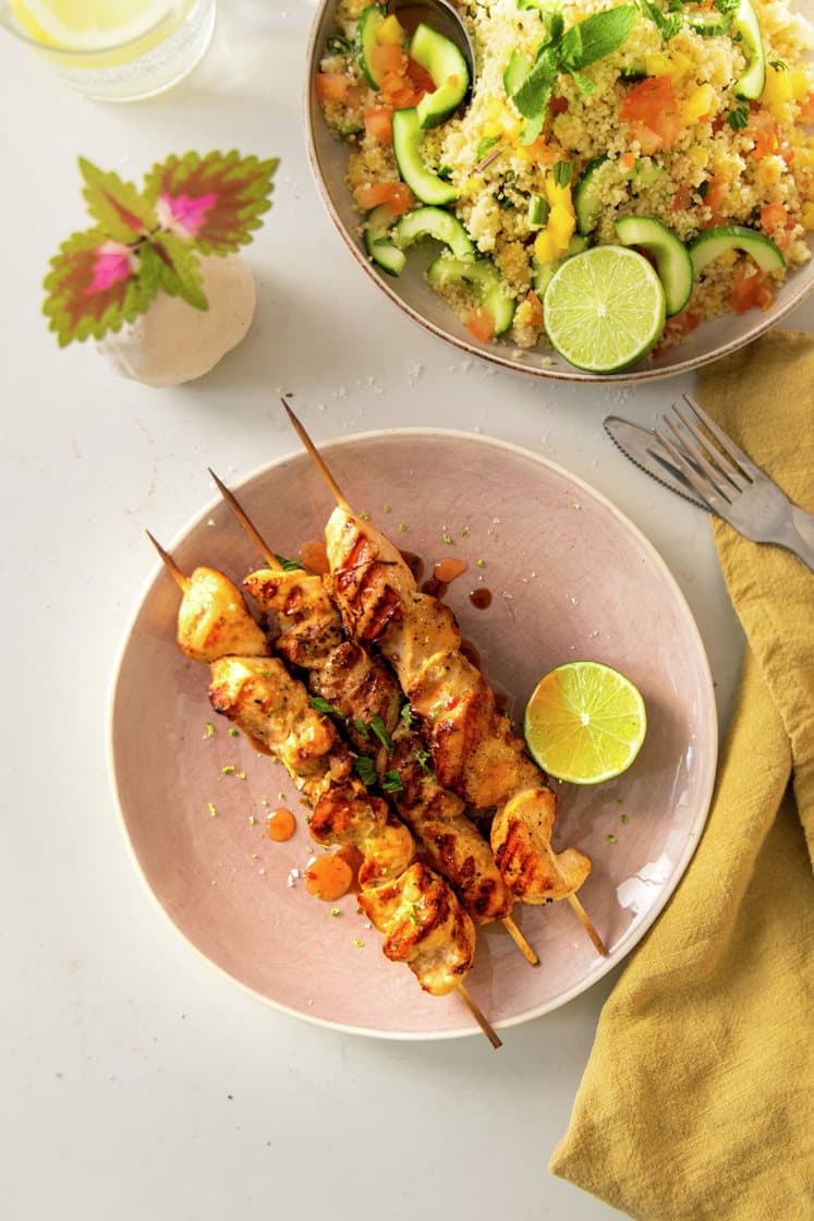 Kyllingekebab med mangosalsa og couscoussalat