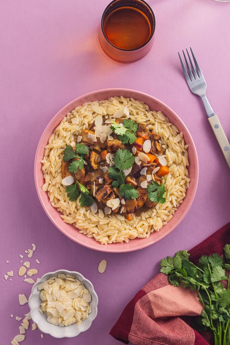 Garam masala-gryde med svinestrimler og risoni