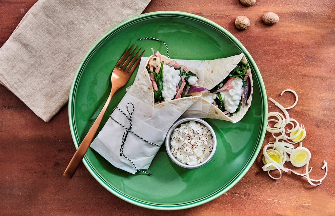 Tortillas fyldt med skinke, spinat og hytteost