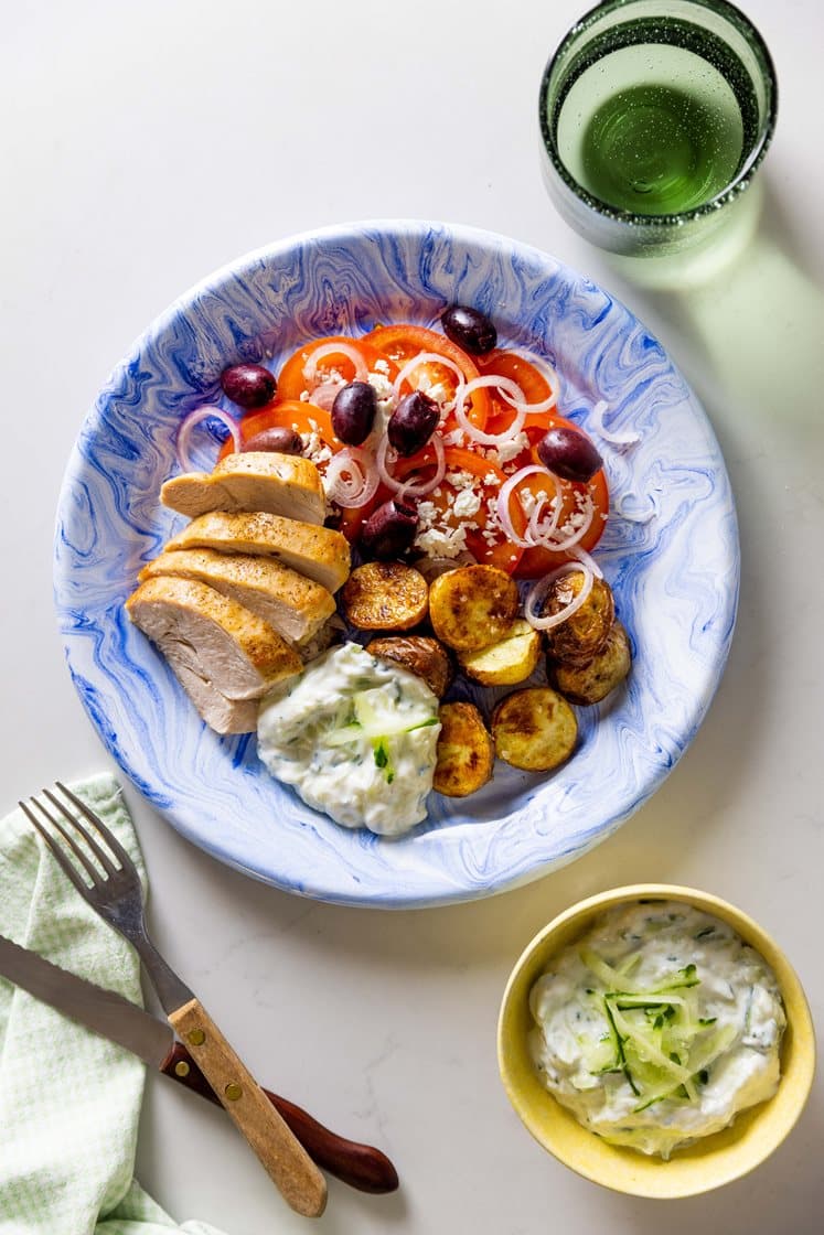 Stegt kyllingebryst med græsk salat, stegte kartofler og tzatziki