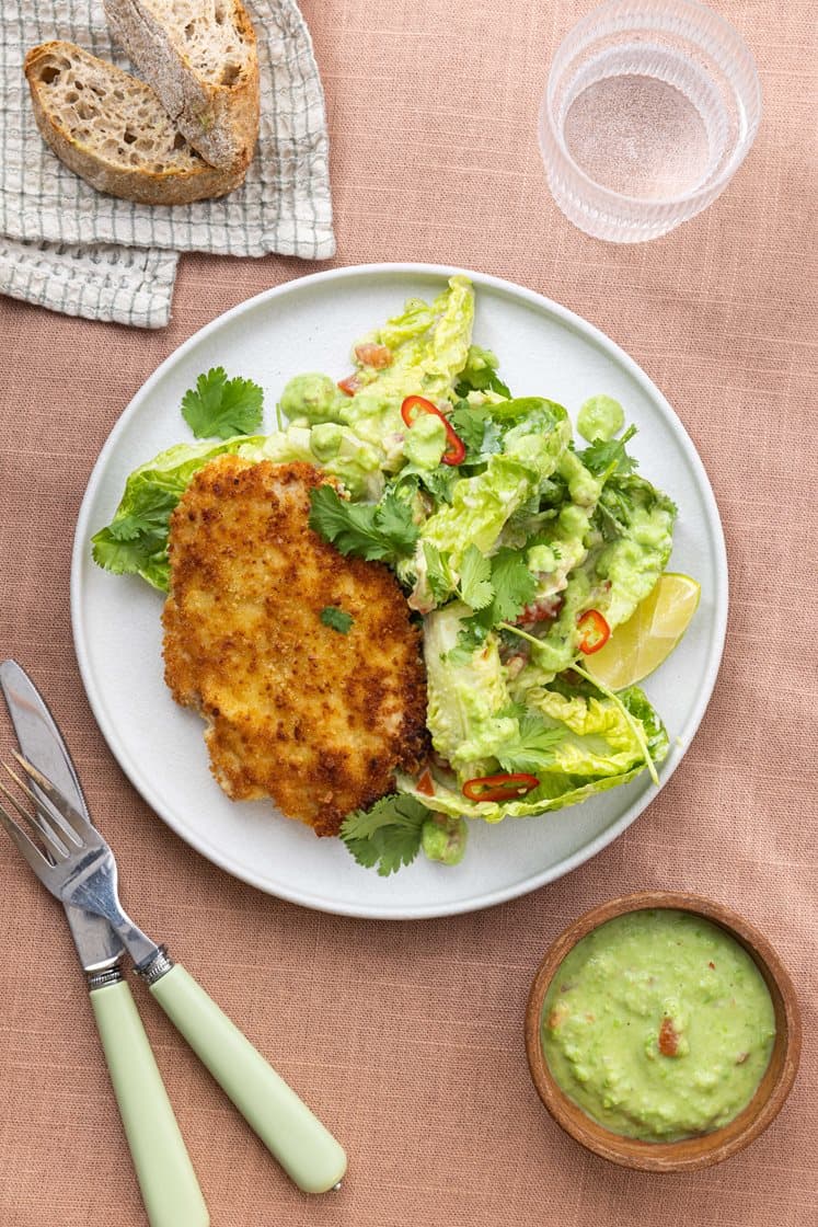 Kyllingeschnitzel med spicy tomat-guacamole og brød