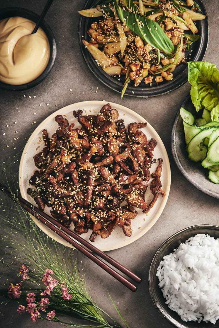 Bulgogi - Marineret svinekam med pære, pak choy og sesam-mayonaise