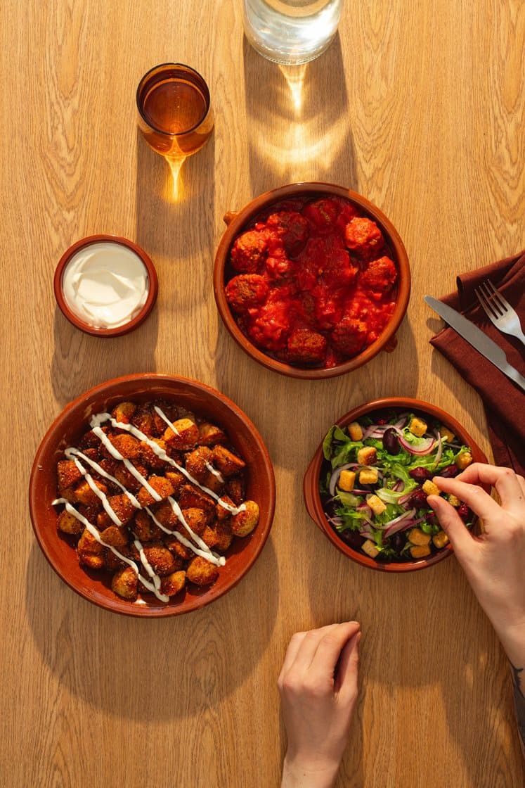 Albóndigas con patatas bravas – Kødboller i tomatsauce med ovnbagte kartofler og grøn salat