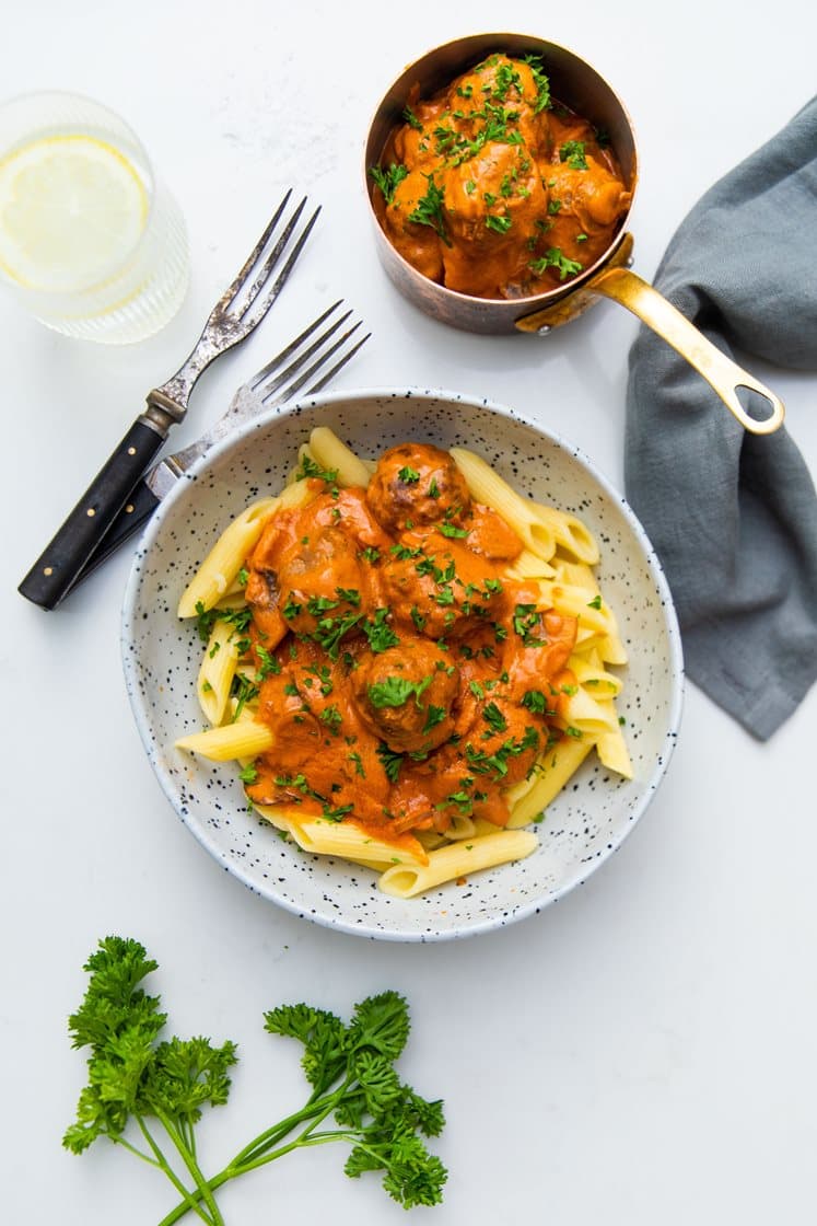 Italienske kødboller i cremet sauce med pasta