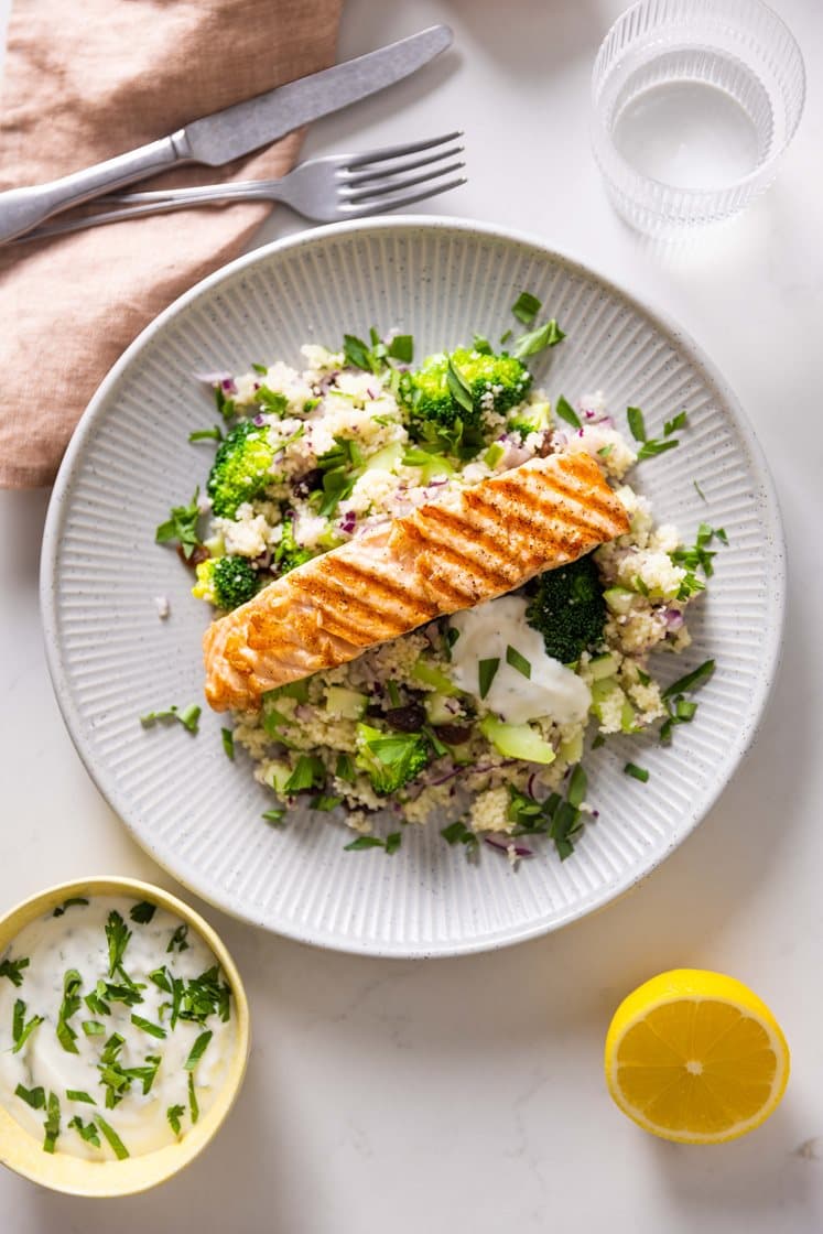 Laksesteak med grøn couscous og persilleyoghurt