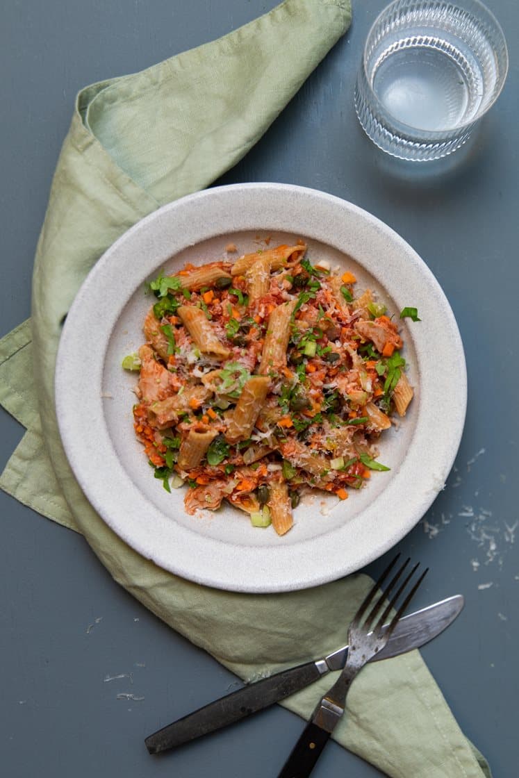 Pasta med tunsauce, persille og revet grana