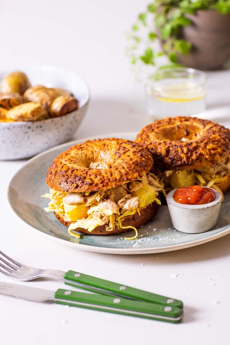 Bagel med kylling og karry-coleslaw