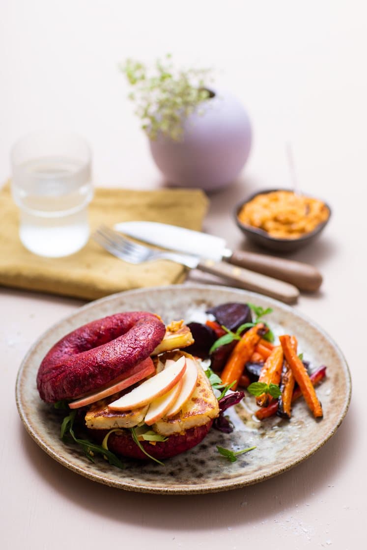 Bagelburger med grillost, rodfrugtfritter og ajvar-hummus (Brug ikke, erstattet af 82290)