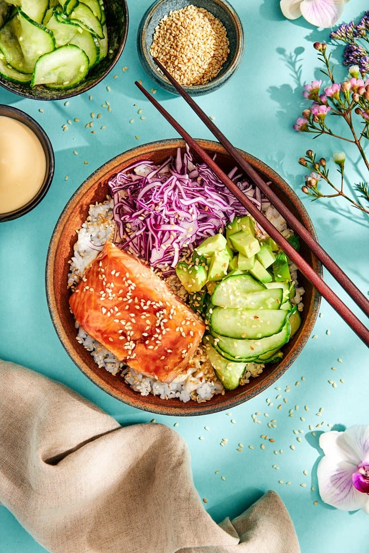 Donburi med ponzubagt laks, ingefærsyltet agurk og avocado