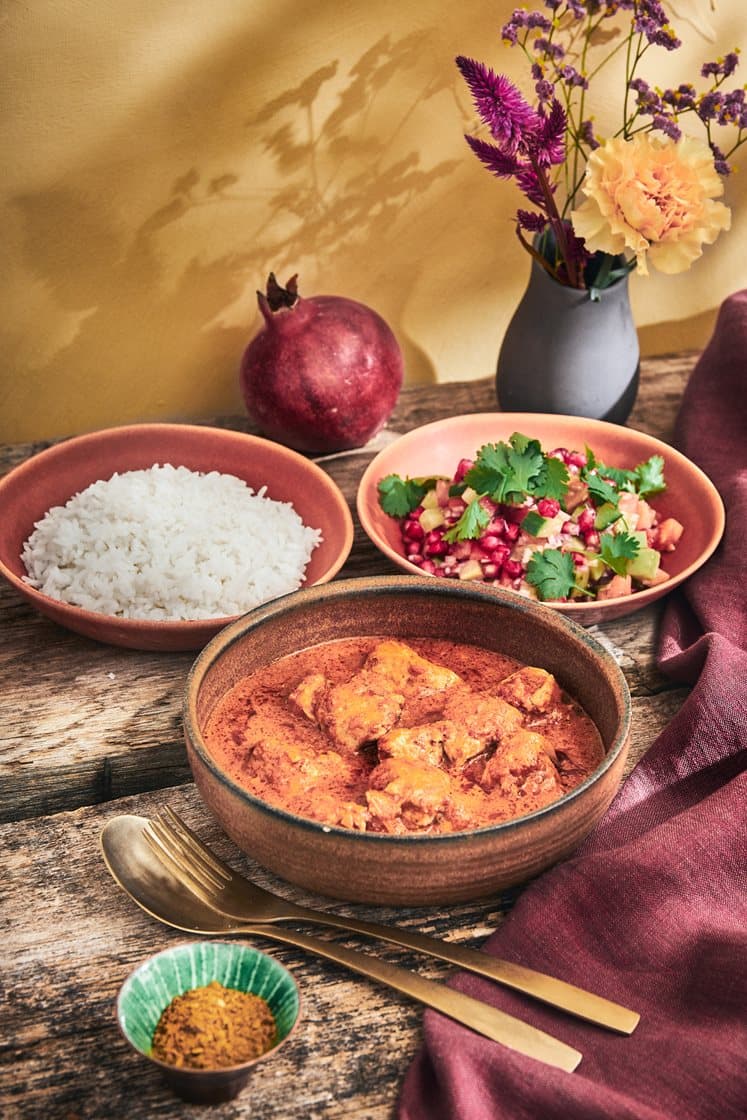 Butter chicken med kachumbar-salat, ris og koriander 