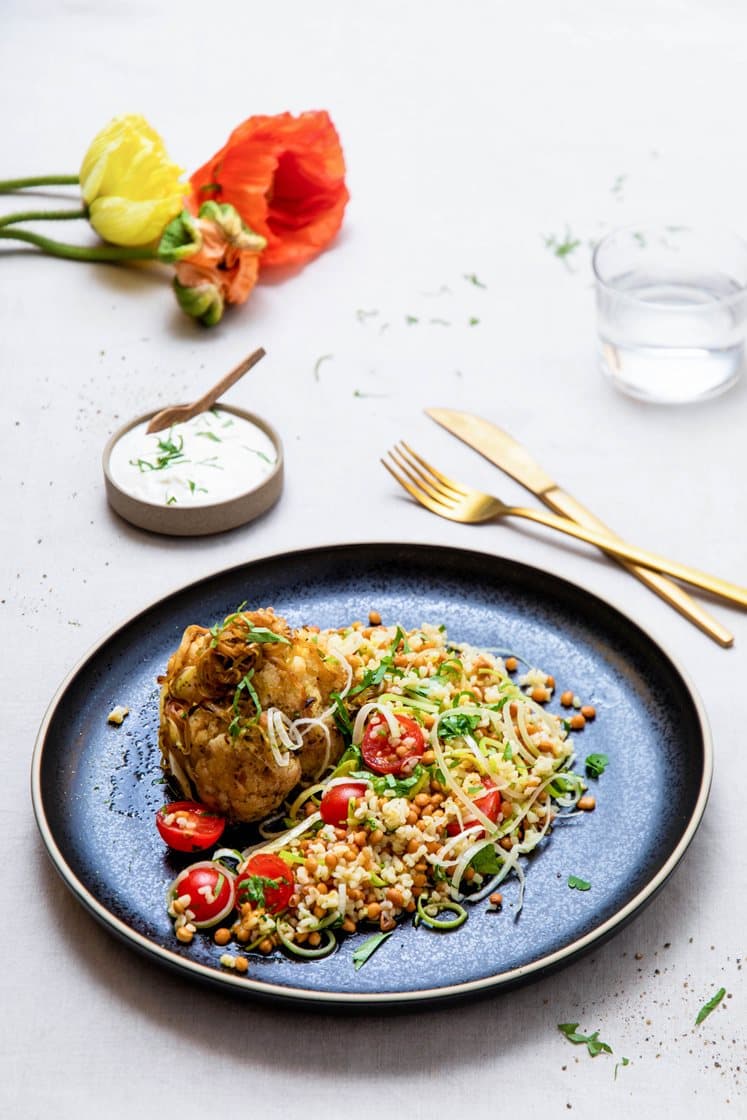 Grillet blomkål i kryddersmør og bulgur/linsesalat med tomater og peberrodsdressing