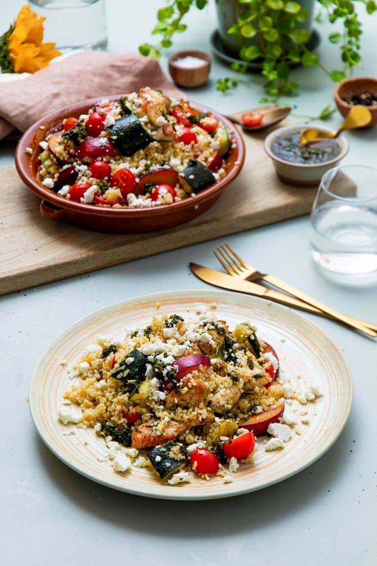 Kyllingesalat med bagt squash, feta, nektarin, tomat og bulgur