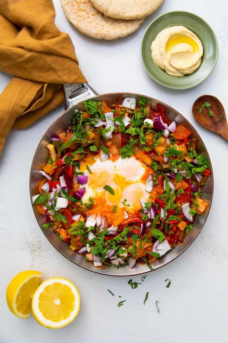 Shakshuka med tabouleh, pitabrød og hummus