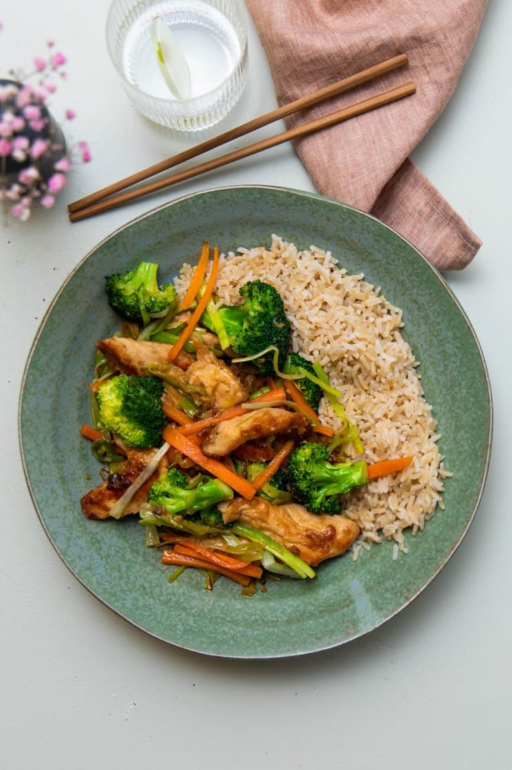 Marineret kylling i wok med broccoli og fuldkornsris
