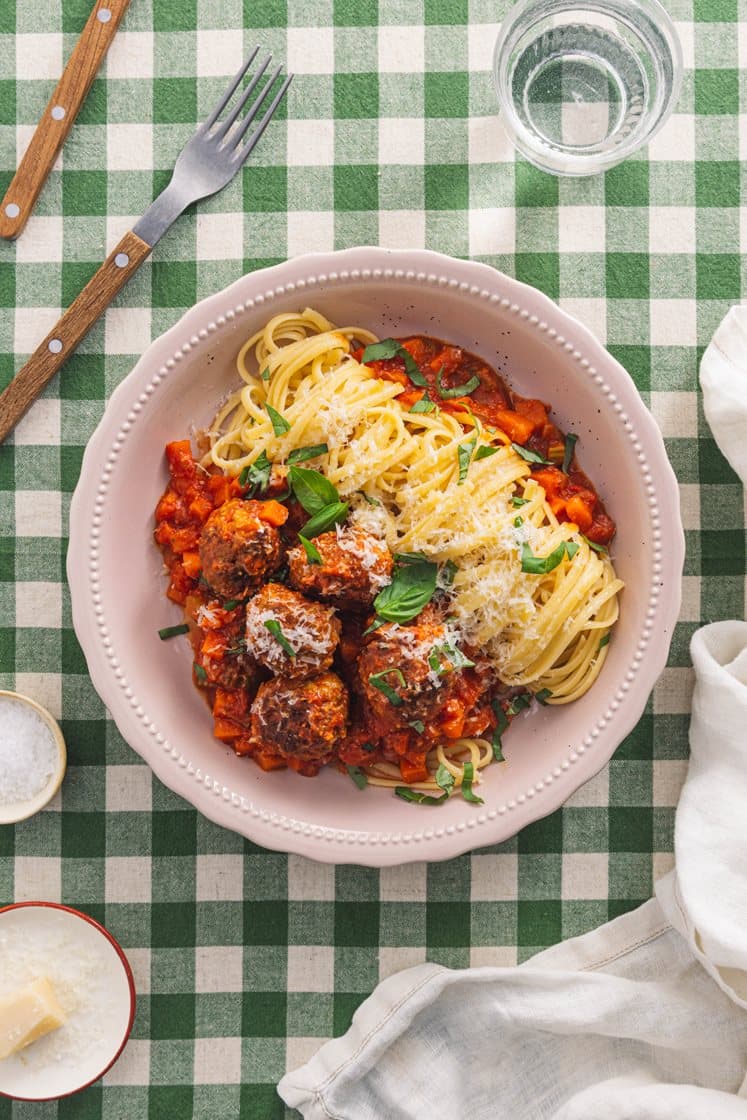 Spaghetti kødboller med grøntsagsrig tomatsauce