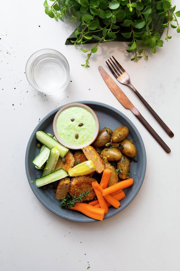 Tunfrikadeller med kapersdip og grønt