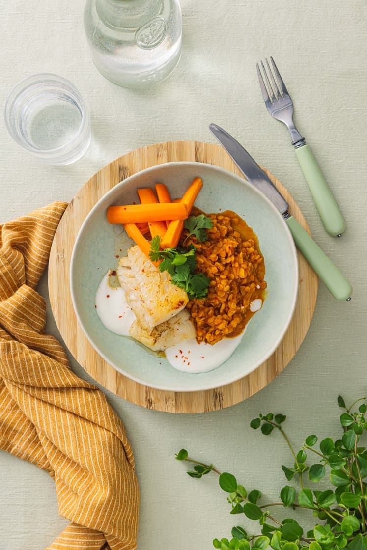 Dahl med stegt torsk og gulerødder