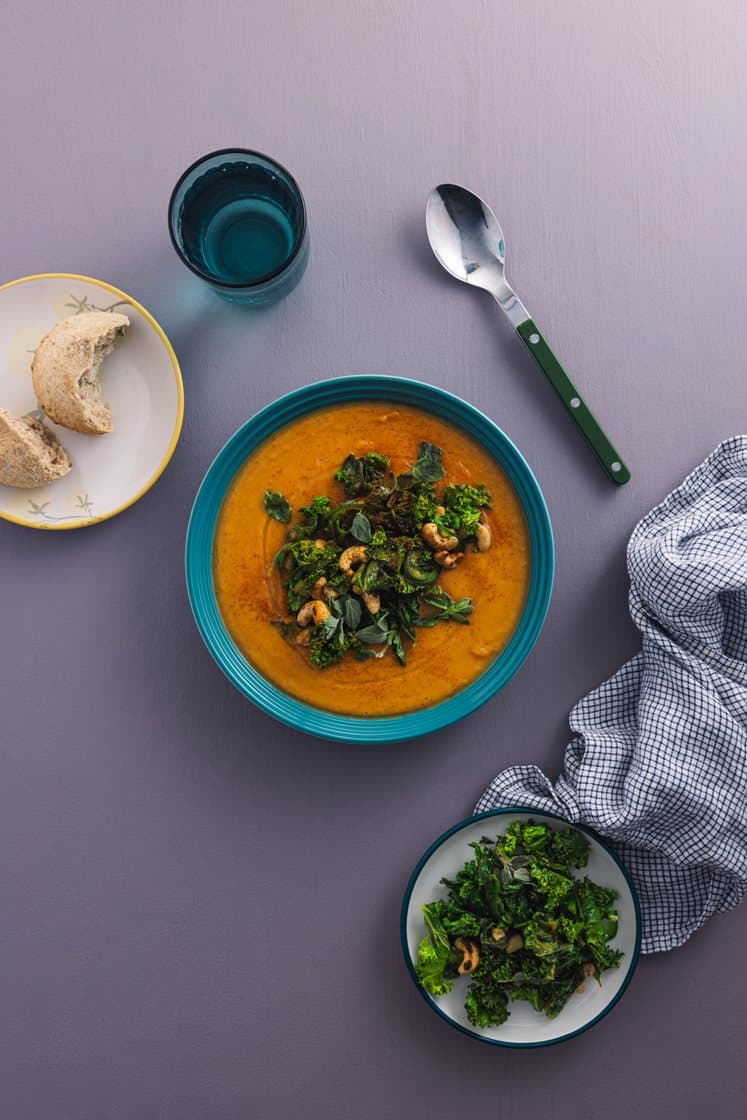 Sød kartoffelsuppe med palmekål og surdejsbrød