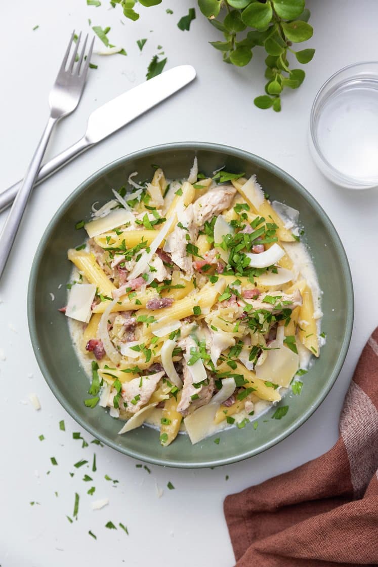 Onepot fuldkornspasta med kylling, bacon og fennikel