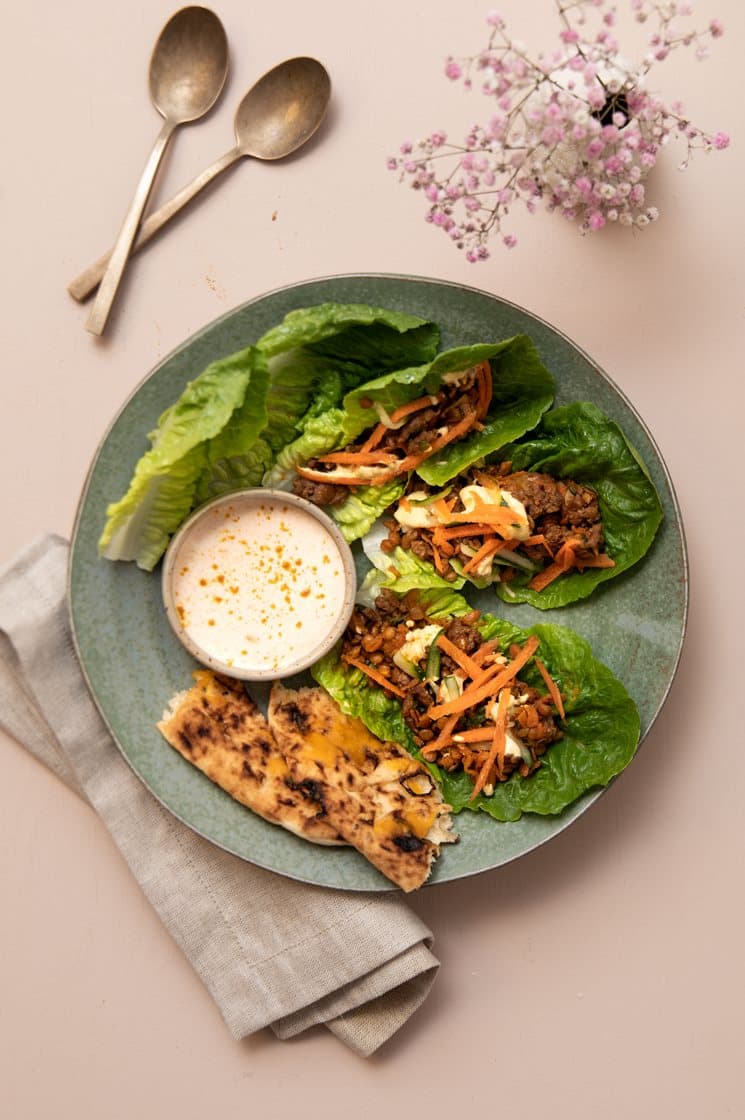 Nordafrikanske salatwraps med naanbrød