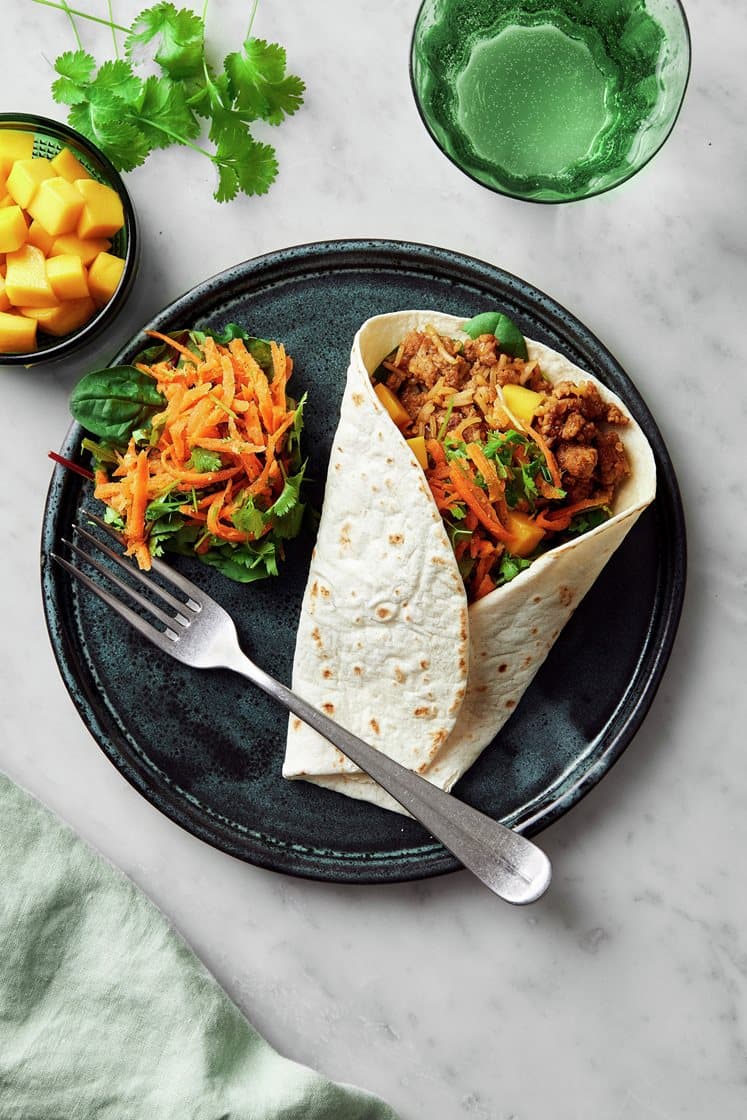 Vietnamesisk burrito med stegt svinekød og mango