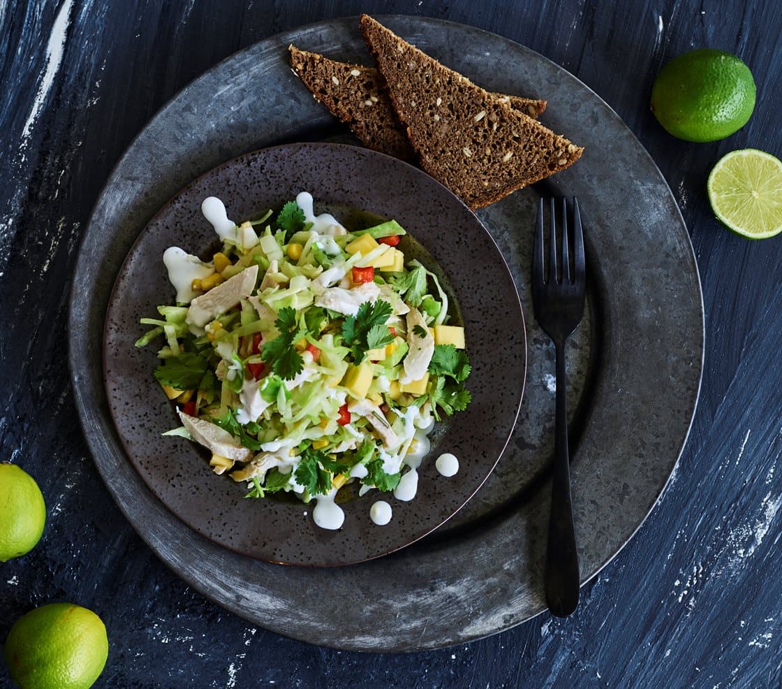 Kyllingesalat med mango og spidskål