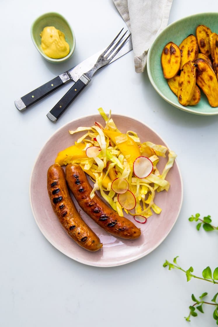 Grillpølser med ramsløg og sommerlig peach melba-salat