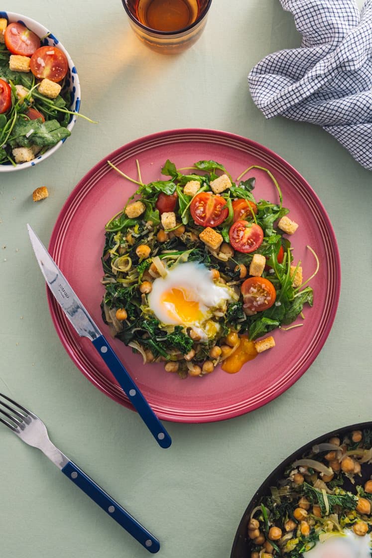 Grøn shakshuka med porre, spinat og æg