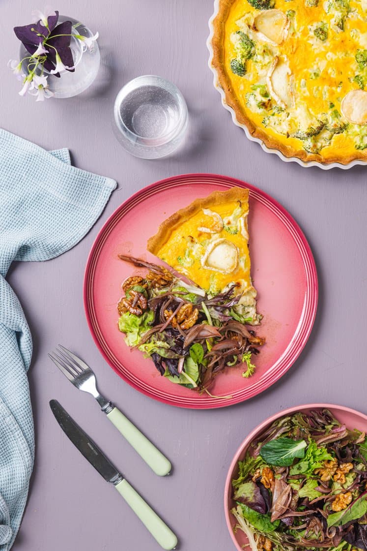 Broccolitærte med gedeost og salat med syltede valnødder og løg