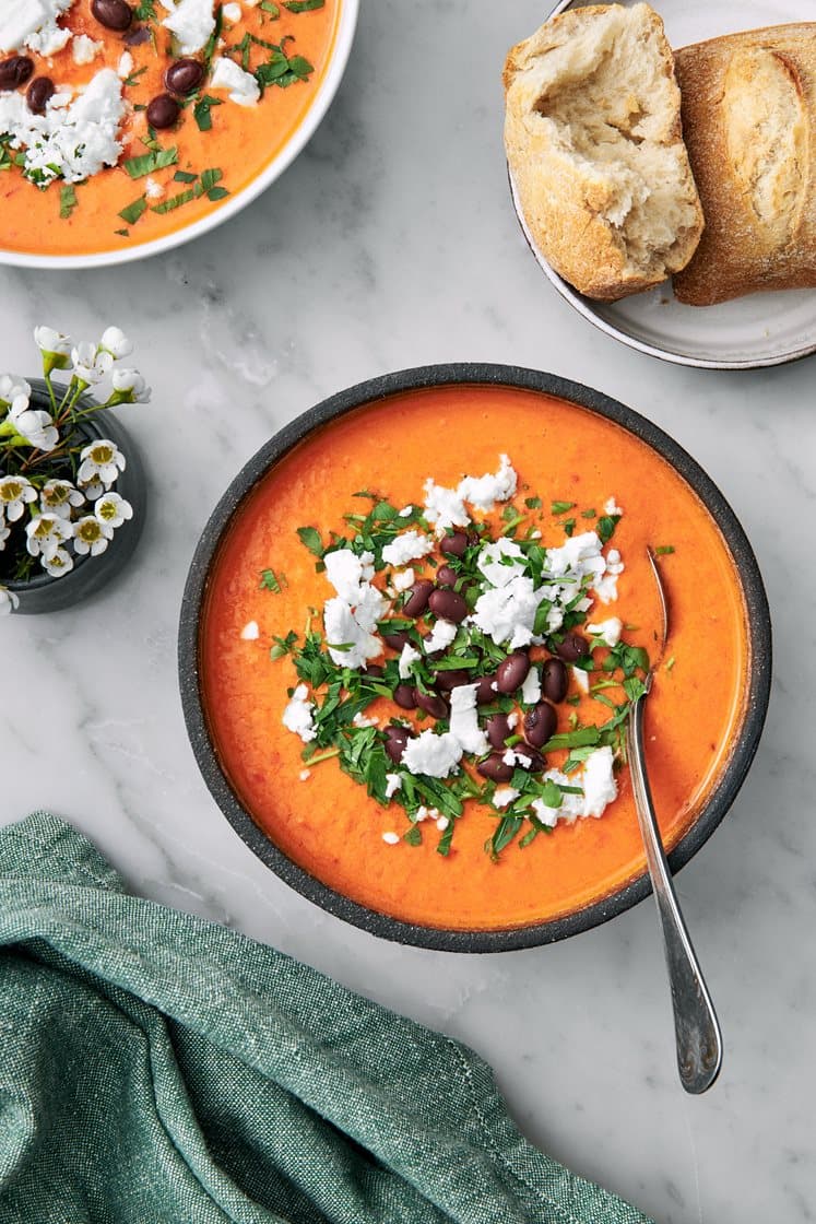 Hurtig gazpacho med surdejsbrød, fetaost og cannellini bønner 