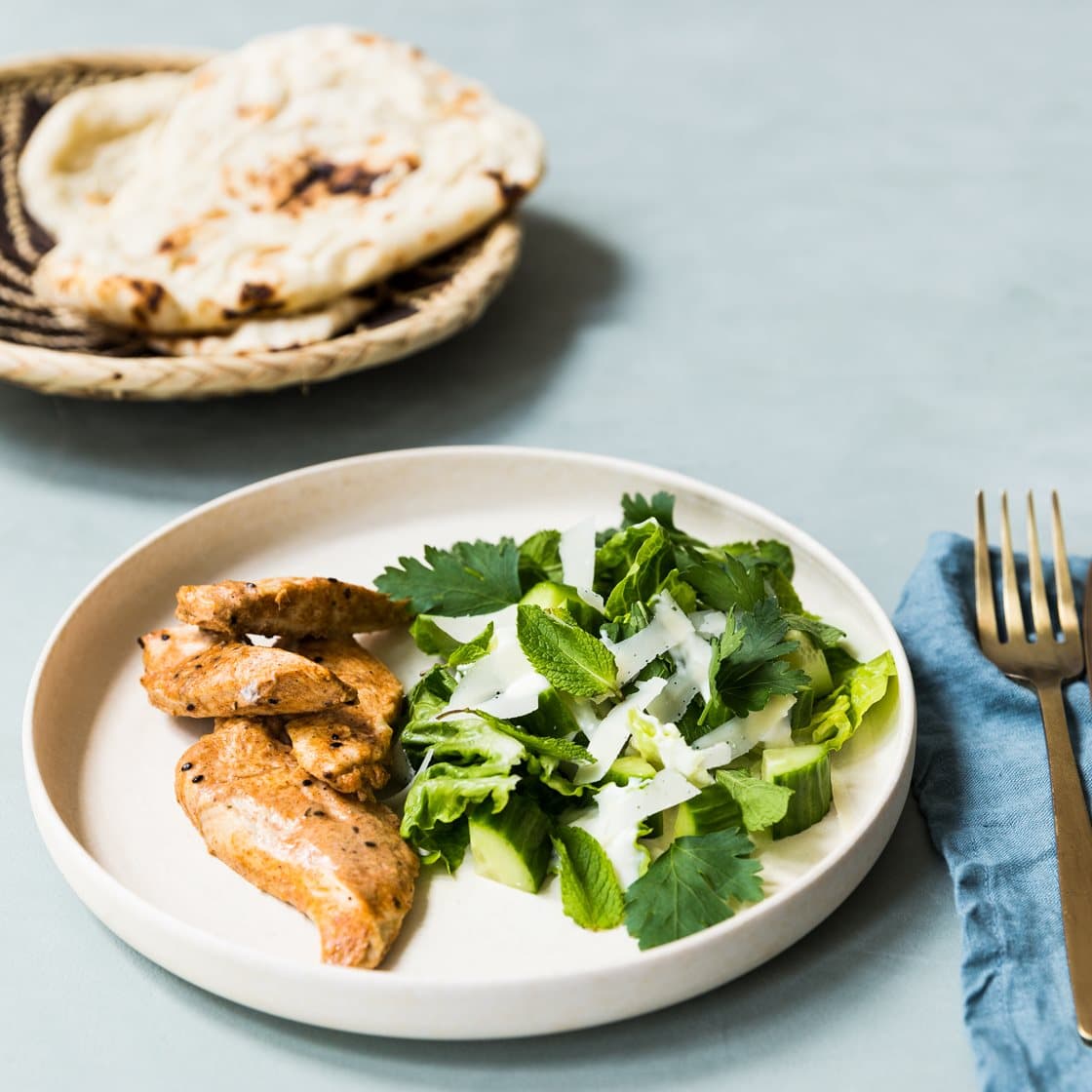 Tandoori kylling som "Caesarsalat" med raita og naanbrød