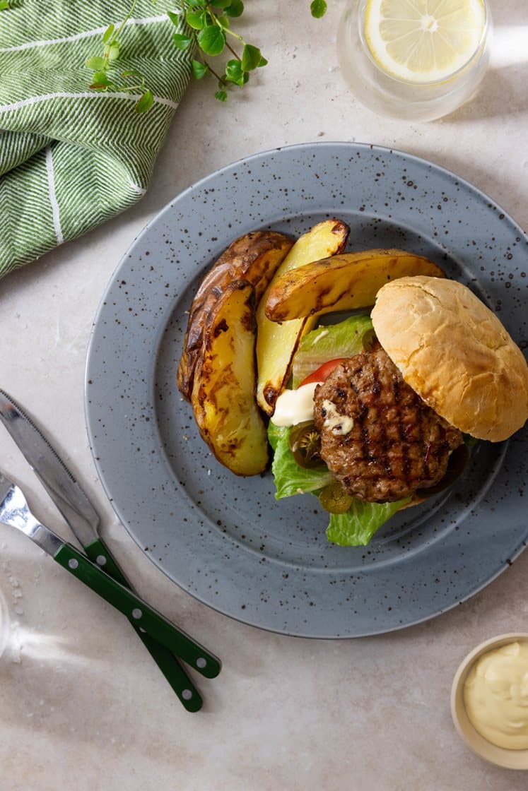 Grillet mexi-burger med jalapeños og kartoffelbåde