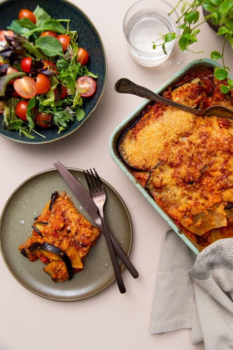 Vegetarisk moussaka med linser og tomatsalat