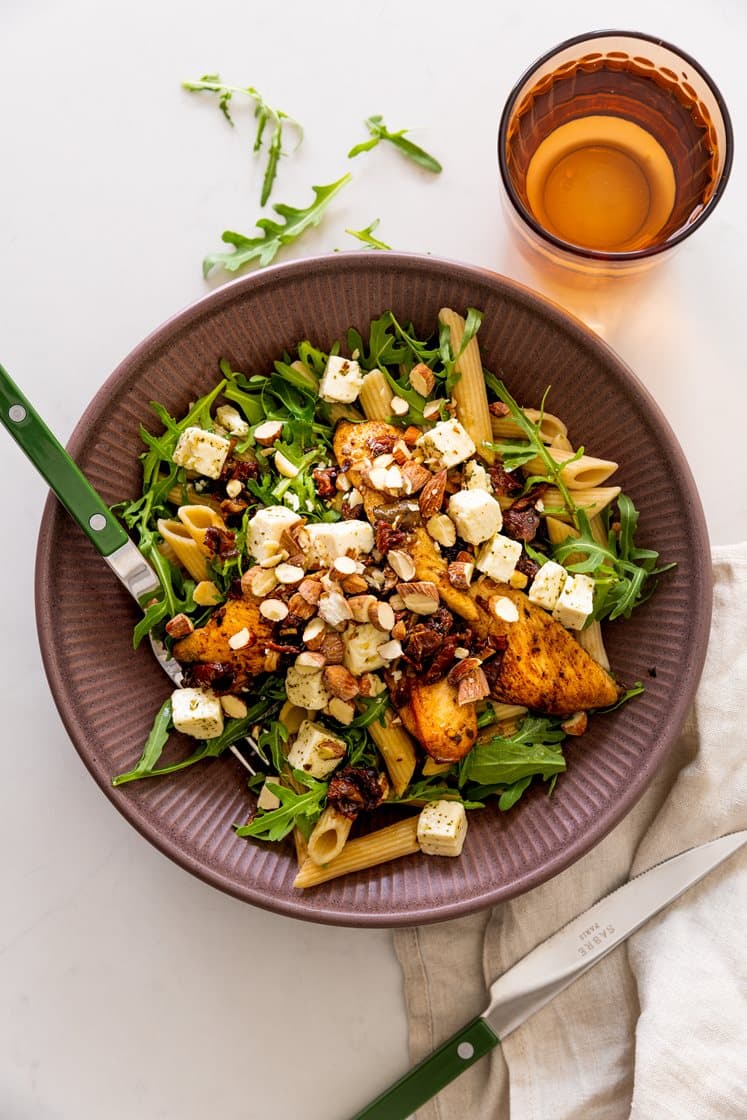 Lynstegt kylling med rucola og fuldkornspasta