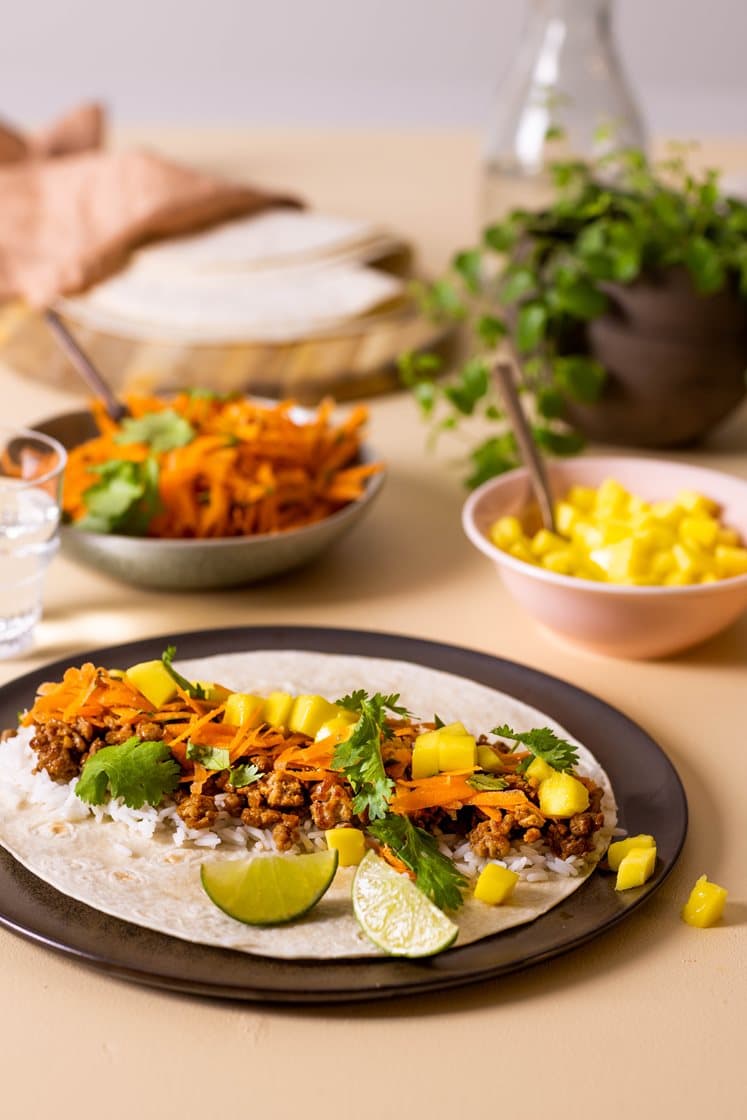 Vietnamesisk burrito med stegt svinekød og mango