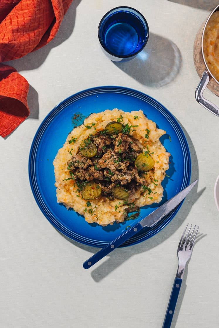 Krydret gris a la brændende kærlighed med rodfrugtmos