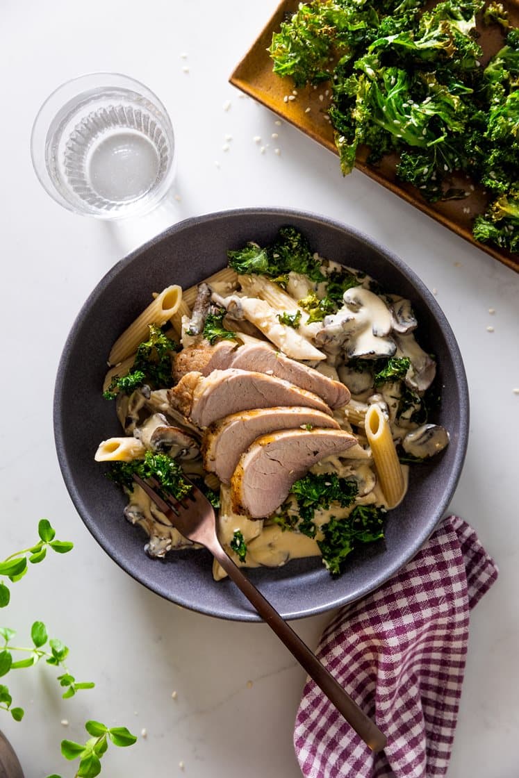 Svinemørbrad med miso-champignonsauce, kålchips og fuldkornspasta