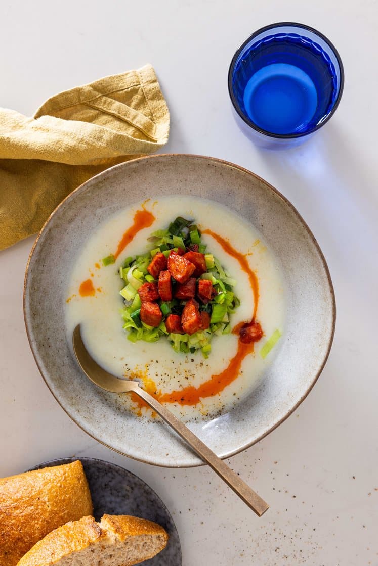 Blomkålssuppe med chorizo, porre og croutons