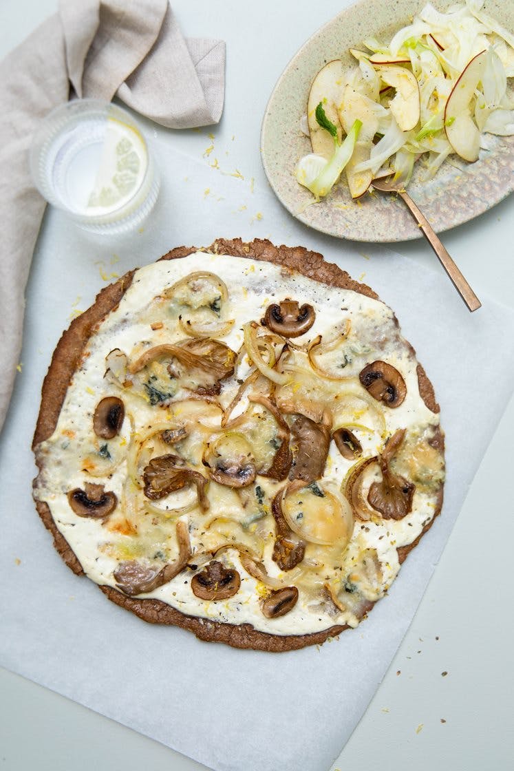 Svampepizza med blåskimmelost og fennikelsalat