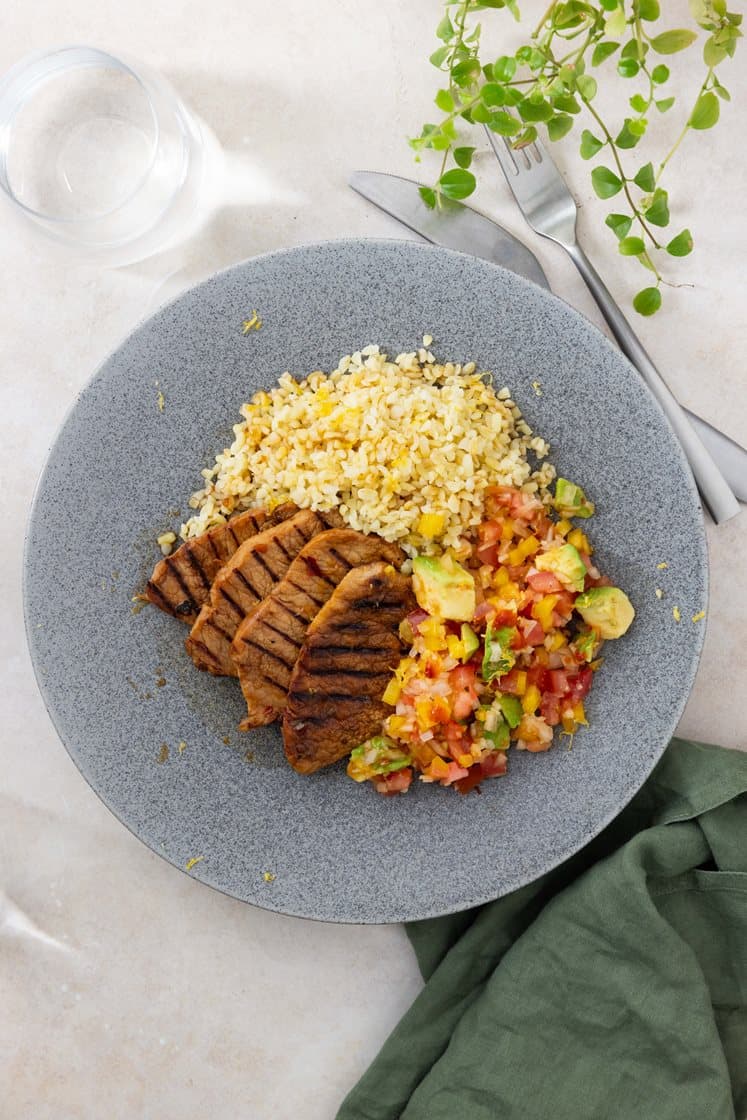 Grillede sautéskiver med avocadosalsa og bulgur