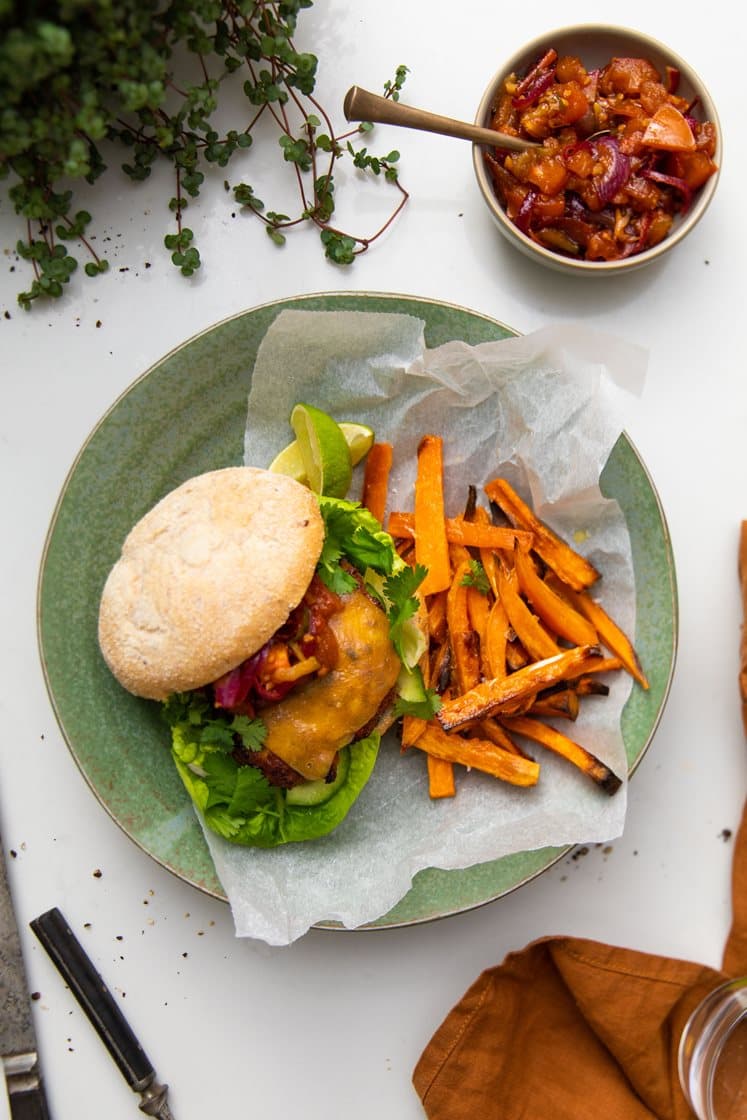 Kilmanjaro burger af lam med chutney og sweet potato fritter