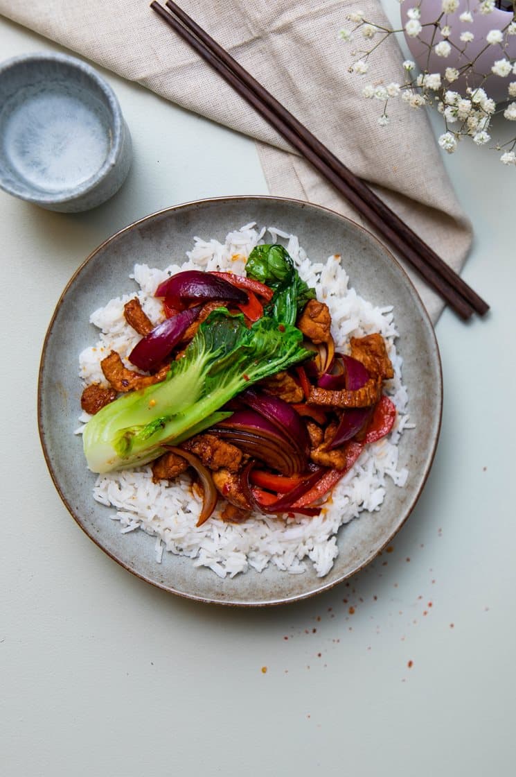 Wok med svinekød, stegt pak choy og ris