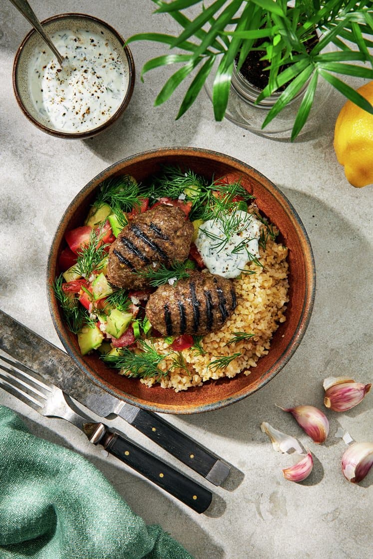 Grillede tyrkiske bøffer med cobansalat og haydari