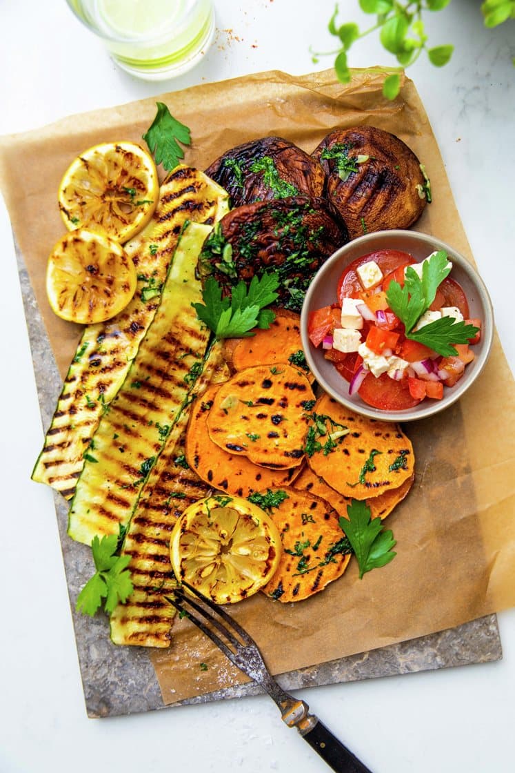 Grillet portobello med sød kartoffelsquash og tomatsalat