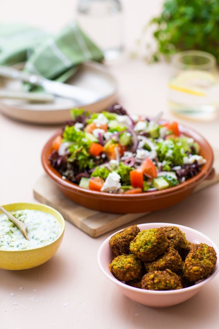 Græsk salat med feta, falafler, tzatziki og ovnbagte kartofler