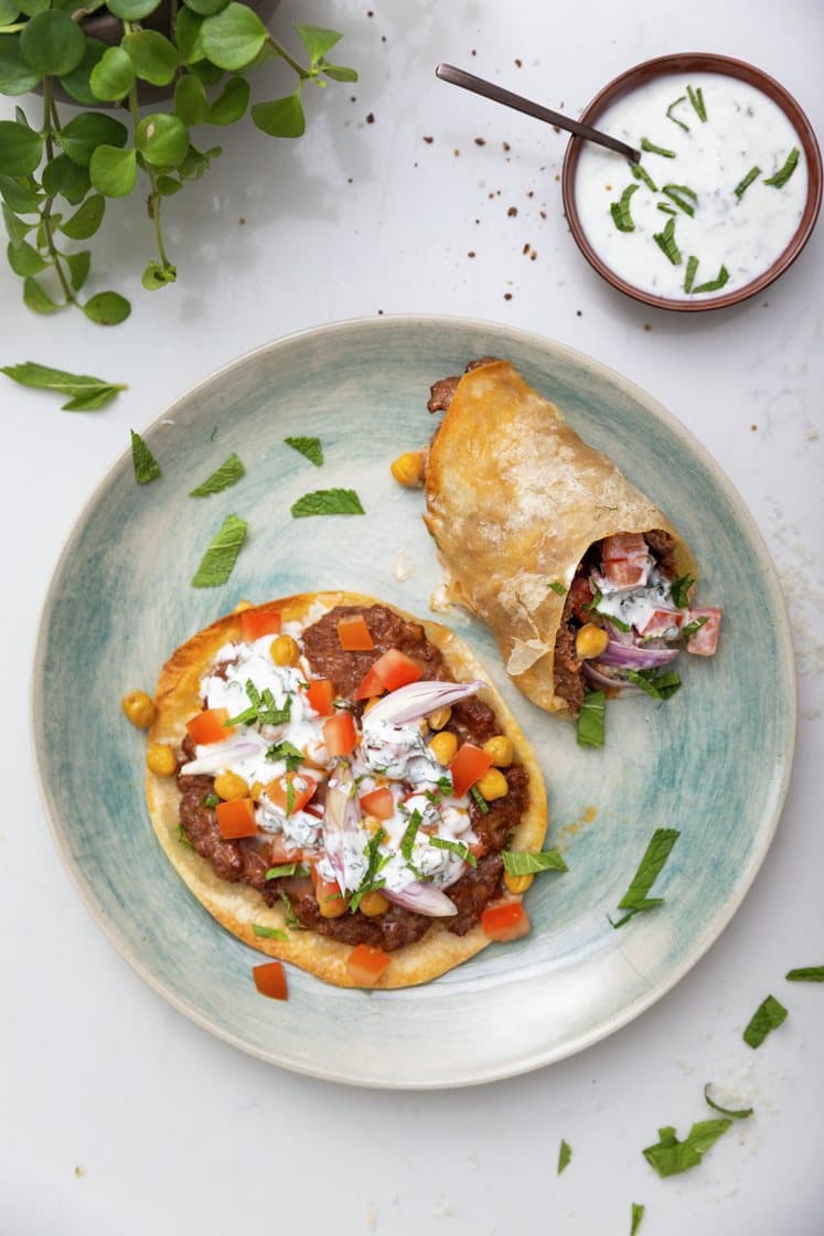 Tyrkisk lahmacun med okse, salat og mynte