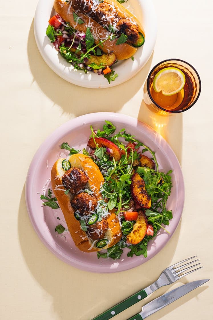 Grillet meatball sub med tomatsauce, jalapeño og nektarinsalat