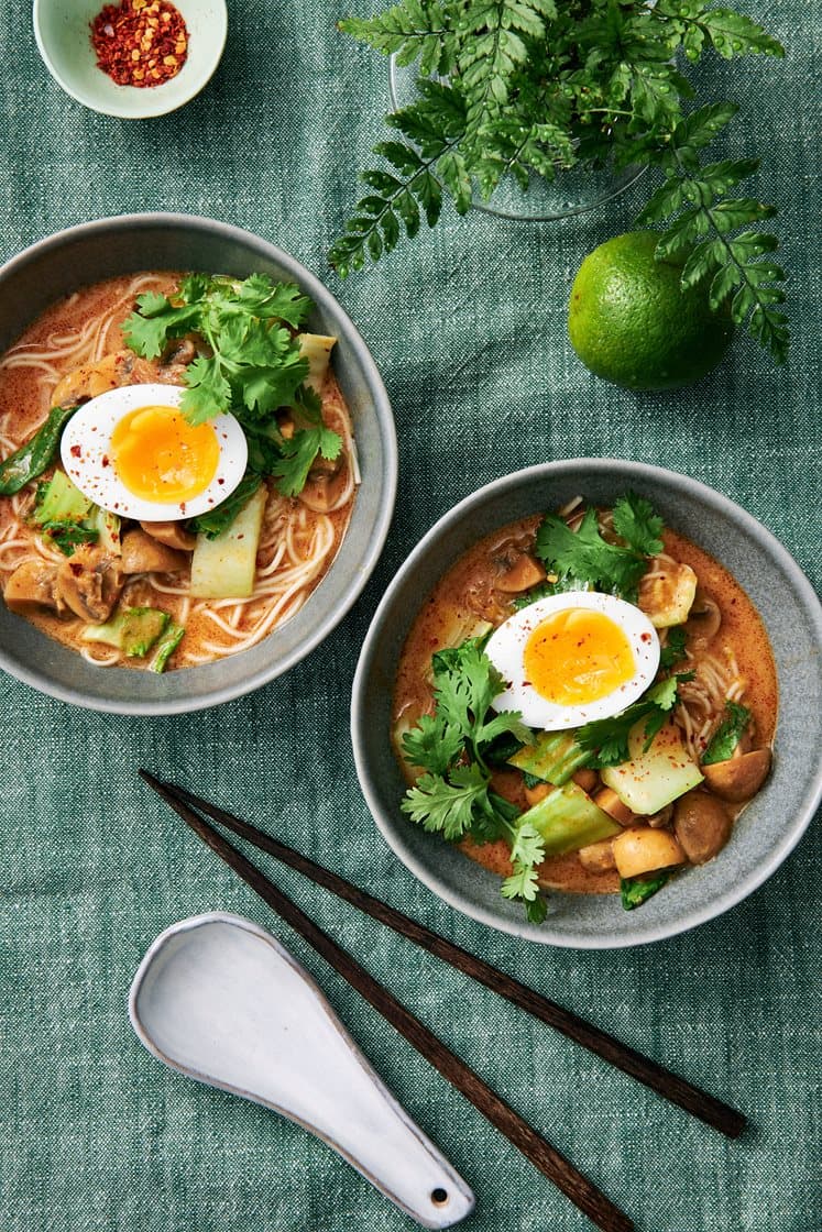Malaysisk laksa med nudler, kokoscreme og æg