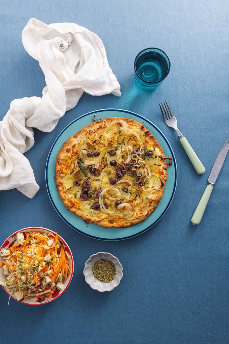 Kartoffelpizza med bløde løg og kalamata oliven